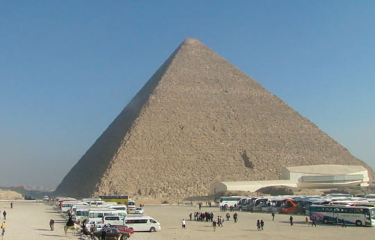 Мы на экскурсии возле пирамиды Хеопса