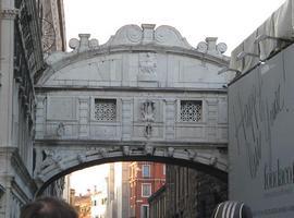 Венеция - поцелуй под мостом Вздохов