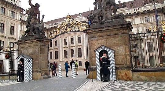 Первый двор Пражского Града охраняет почетный караул