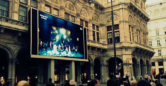 Онлайн-экран возле Венской оперы